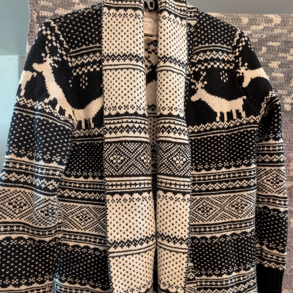 Winter Themed Cardigan - Picture 1 of 2